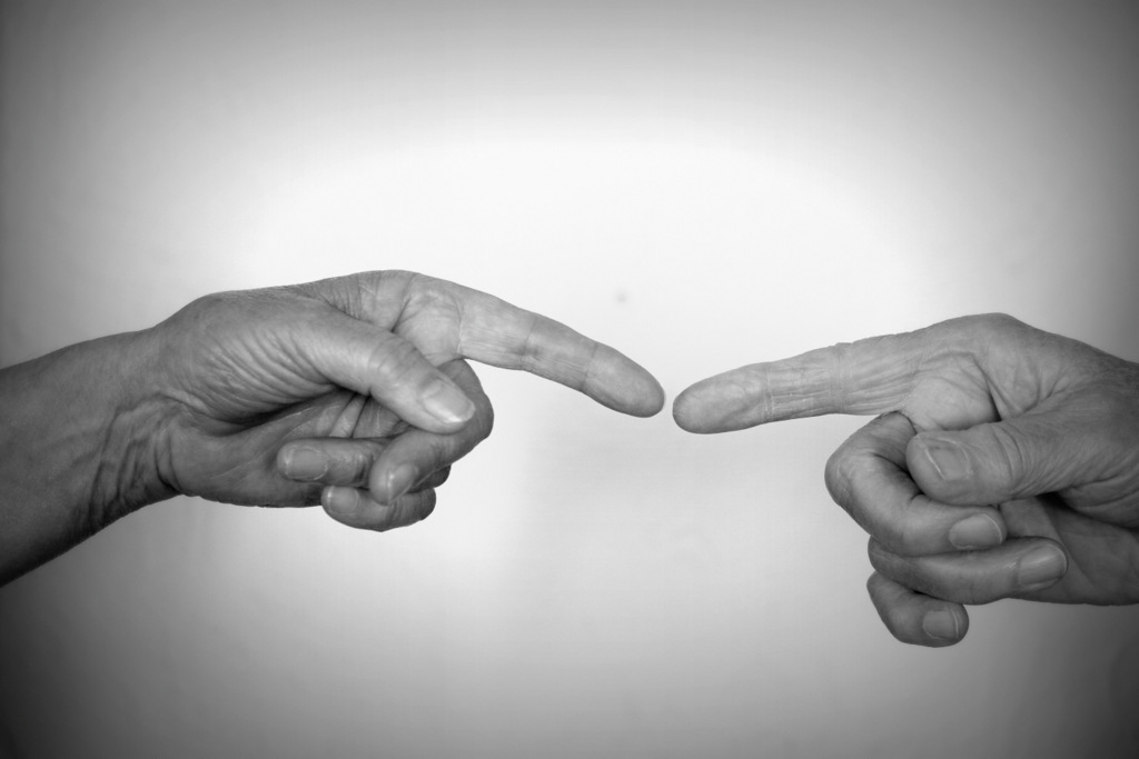 Zwei Finger berühren sich fast