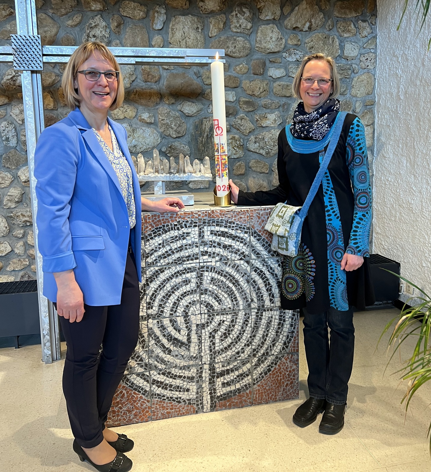 Überreichung der Osterkerze an Pfarrerin Rudolph