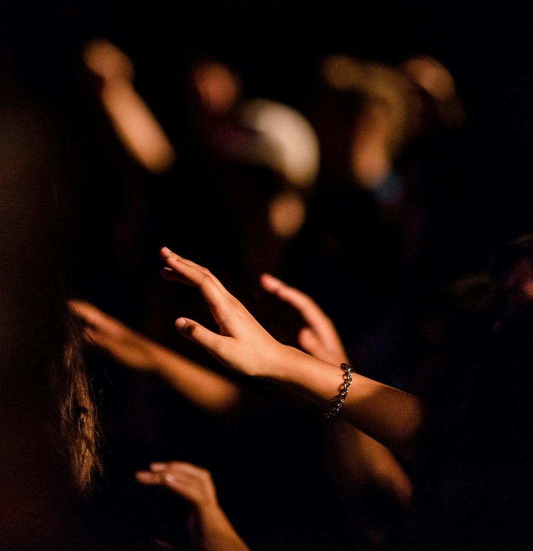 Mehrere Hände auf ein Ziel gerichtet