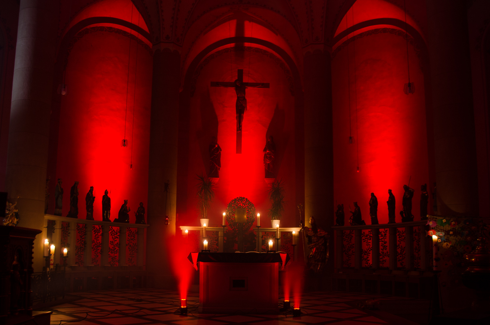 Die Pfarrkirche St. Servatius von roten Scheinwerfern angestrahlt