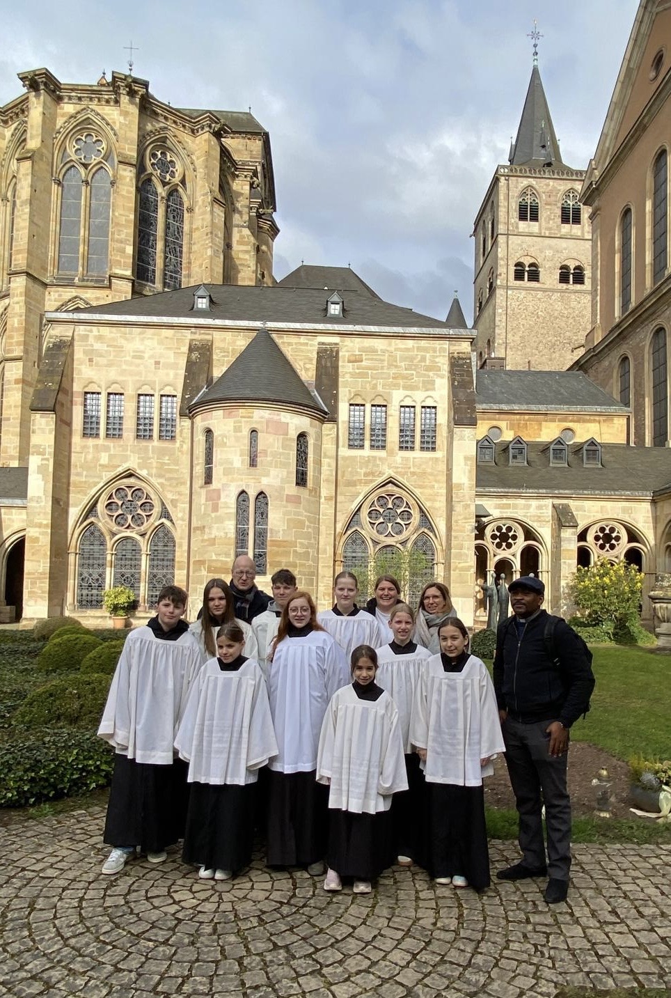 Messdiener/innen mit Pater Chigozie und Diakon Stefan am Trierer Dom